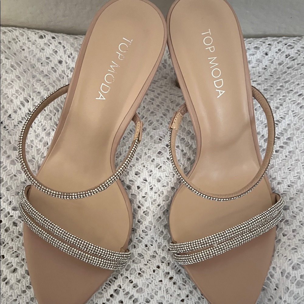 NWT TOP Moda Nude Rhinestone Heels